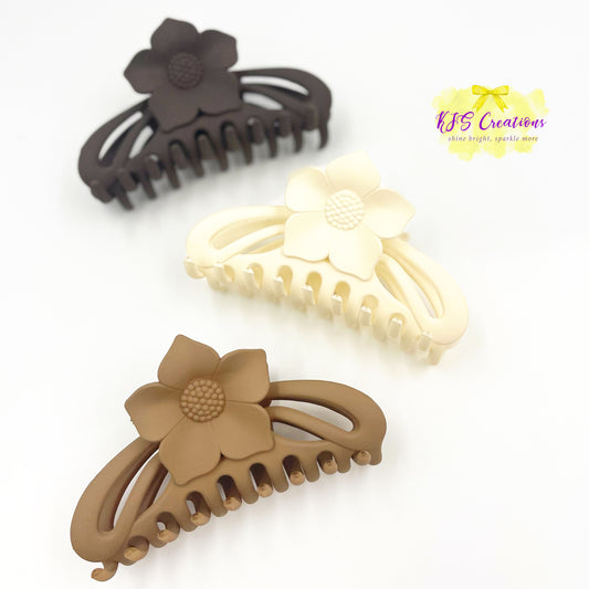 Neutral flowers claw clips