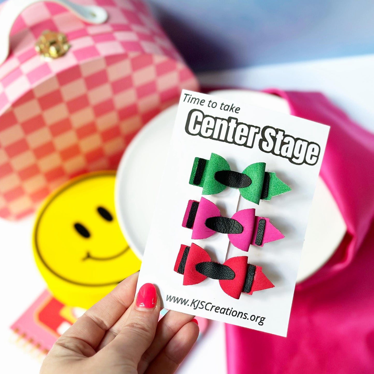 3 piece crayon set (red, green,pink)